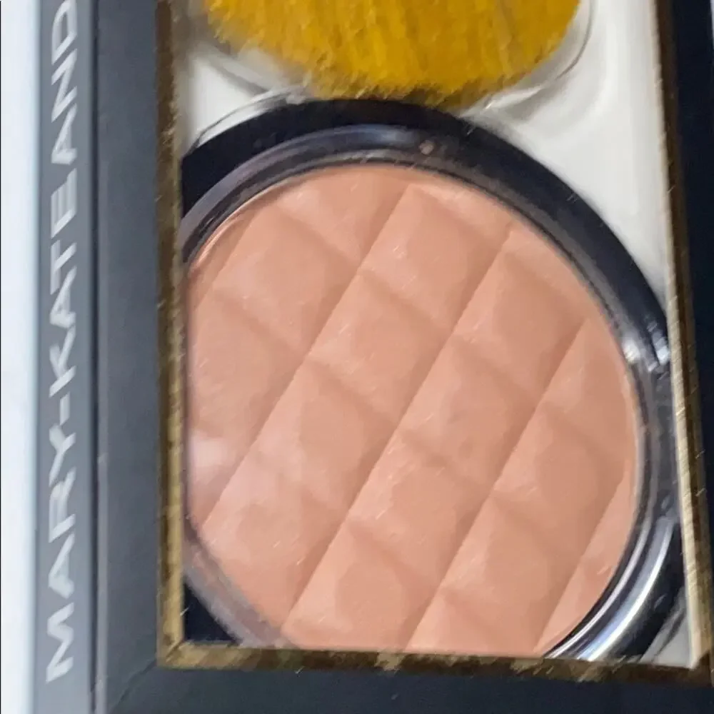 NEW Mary-Kate And Ashley Sunlit Bronze ILLUMINATING BRONZER Compact with Brush!